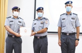 شرطة أبوظبي تكرم المستجدين المتميزين في «برنامج السباحة»