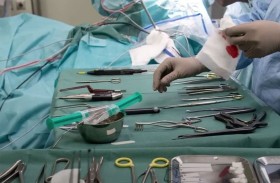 اعتقال طبيبة سمحت لابنتها بحفر جمجمة مريض 