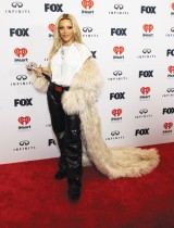 دوجا كات الفائزة بأكثر فنانة هذا العام عزفًا، خلال حفل توزيع جوائز iHeartRadio Music Awards في لوس أنجلوس. رويترز