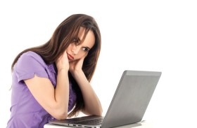 طبيبة تكشف عواقب غير متوقعة لاستخدام الأجهزة الإلكترونية