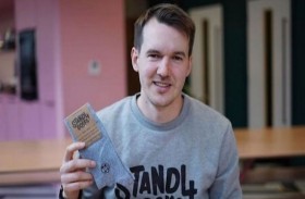 يكسب مليون دولار سنوياً من بيع الجوارب