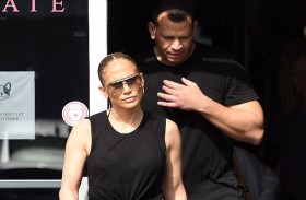 جينيفر لوبيز في النادي الرياضي رفقة خطيبها