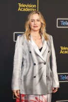 الممثلة الأمريكية والمنتجة التنفيذية لفيلم «الدم الأيرلندي» أليشيا سيلفرستون تحضر مهرجان تيليفيرس في لوس أنجلوس. ا ف ب