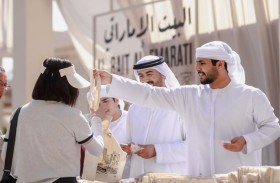 طلبة الإمارات يعرّفون زوار «البيت الإماراتي» بتراث الدولة باللغة الصينية