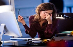 كثرة التحديق في الشاشات تسبب جفاف العين