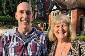 تلتقي بابنها بعد 57 عاماً من الفراق القسري