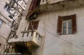 انهيار شرفة منزل يودي بحياة شقيقتين