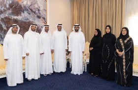 محمد الشرقي يستقبل أعضاء لجنة المسؤولية المجتمعية بالفجيرة ويطلع على خططها ومبادراتها