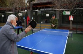 كبار في السنّ يجابهون البرد لممارسة البينغ-بونغ