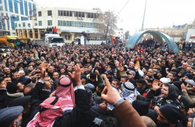 آلاف الفلسطينيين يتظاهرون احتجاجاً على غلاء الأسعار  