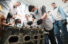 ناشئة الشارقة يتلقون دورة تدريبية في ميكانيكا السيارات وصيانة المحركات ومهارة فكها وإصلاح أعطالها  