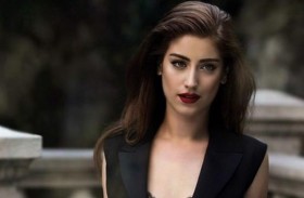 هازال كايا تلتزم الحجر المنزلي 