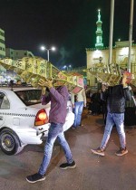 المصريون يشترون فوانيس رمضانية تقليدية لتزيين منازلهم في حي السيدة زينب وسط العاصمة المصرية القاهرة، مع بداية شهر رمضان المبارك. ا ف ب