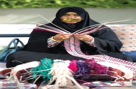 تقطع درب رأس الخيمة يومياً وتتباهى بصنع المشغولات اليدوية أمام الزوار