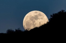 «القمر الأزرق».. العالم يترقب مشهدا نادرا في هذا التاريخ