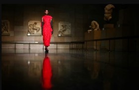 عرض أزياء في لندن يثير غضب اليونان