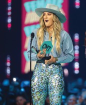 لايني ويلسون تحمل جائزة أفضل فيديو نسائي لهذا العام عن فيلم Heart Like A Truck خلال حفل توزيع جوائز الموسيقى CMT «تلفزيون موسيقى الريف» في تكساس. رويترز