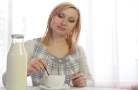 احذروا تناول حليب الشوفان.. أطباء يوضحون السبب