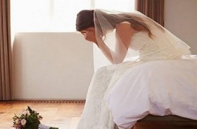 ترتدي باروكة في زفافها