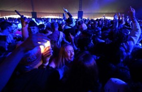 الآلاف يحتفلون في بريطانيا دون كمامات