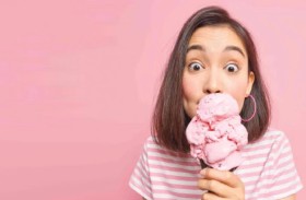 طبيبة لا تنصح المصابين بأمراض معينة بتناول الآيس كريم