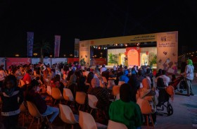 الراوية مارا مينزيس تدهش جمهور الشارقة للأدب الإفريقي وتحوّلهم لأبطال في حكايات تراثيّة كينية 