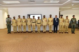 شرطة دبي تكرم ضباطا وأفرادا متميزين