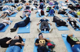 قيلولة جماعية وسط شارع للتشديد على الحق في النوم 