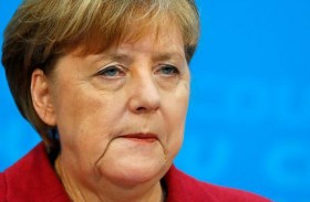 ميركل تحض على تشديد قيود احتواء كوفيد-19 