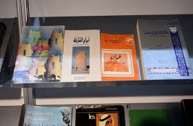 إقبال زوار معرض أبوظبي للكتاب على اقتناء الإصدارات القديمة والنادرة