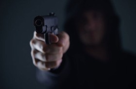 يقتل أبناءه الثلاثة بالرصاص