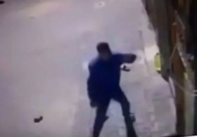 معركة دموية بالسيوف .. والشرطة تتدخل