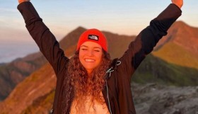 سقوط مميت لمؤثرة أثناء تسلق جبل 