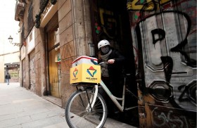 نساء في برشلونة يتحولن من السياحة إلى توصيل الطلبيات