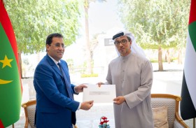 رئيس الدولة يتلقى رسالة خطية من الرئيس الموريتاني تسلمها منصور بن زايد