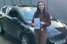 فتاة تقود 1600 كم من أجل اختبار الرخصة