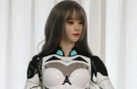 روبوت يُعد القهوة ويتحدث 4 لغات