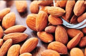 منها اللوز.. أطعمة تساعدك على النوم بشكل أفضل