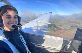 أصغر مدربة طيران ممنوعة من قيادة سيارة