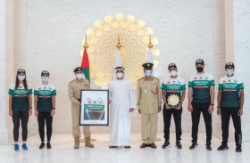 سيف بن زايد يمنح فريق شرطة دبي للدراجات الهوائية ميدالية خدمة المجتمع 