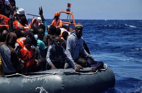 100 مهاجر عالقون في البحر المتوسط 