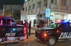 يشعل النار في منزل وسيارة ثم يهرب