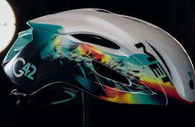 جي 42 وفريق الإمارات – إكس آر جي يطلقان أول خوذة عالمية بتقنية  الذكاء الاصطناعي