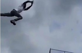 يقفز من سطح مرتفع ليتفادى مخالفة مرورية