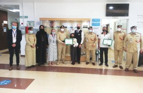 مركز شرطة القصيص يكرم طالبة لأمانتها وسط زميلاتها