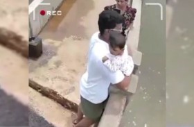 يعرضان حياة رضيعهما للخطر من أجل صورة