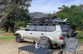 يحولان سيارتهما إلى منزل متنقل للسفر