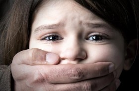 أطفال يتغلبون على لص حاول اختطاف أحدهم