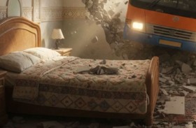 حافلة مدرسية تخترق غرفة نوم