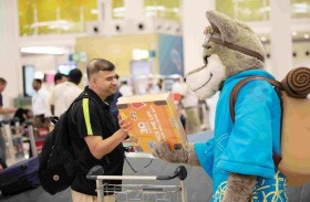 القرية العالمية تفاجئ المسافرين في مطار دبي احتفاءً بانطلاق موسمها الـ 30 